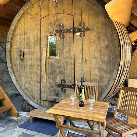 Glamping Medvedjek - Nocitev V Vinskem Sodu Velika Loka