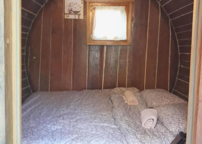 Glamping Medvedjek - Nocitev V Vinskem Sodu キャンプ場 Velika Loka